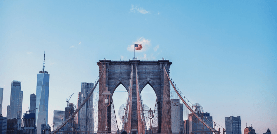 Blick von der Brooklyn Bridge mit der Skyline von Manhattan im Hintergrund