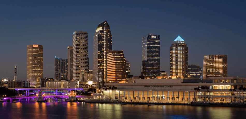 Stadtbild von Tampa, FL, bei Sonnenuntergang